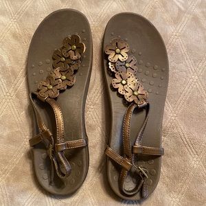 Copper Colored Vionic Women’s Sandals in Size 9 With Flower Detail